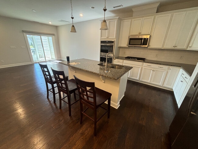 Foto del edificio - Room in Townhome on Farm Pond Trail