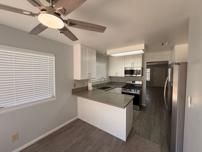 Building Photo - Welcome to this charming single-story home located in the Sunrise Manor!