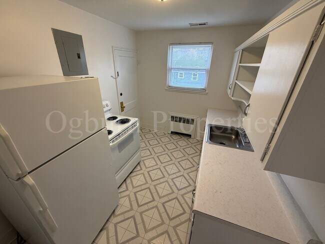Building Photo - 2506-D Miller Park Cir-2BR/1BA-2nd Floor APT!!!