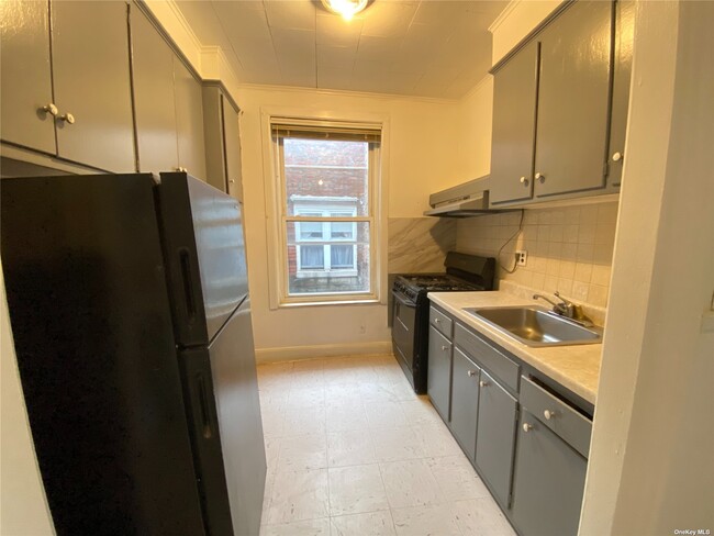 Building Photo - 60-51-60-60 60th Dr
