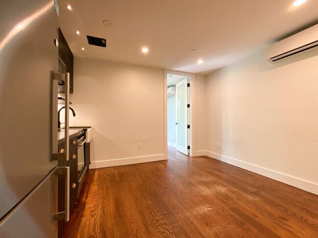 Foto del edificio - 681 Franklin Ave