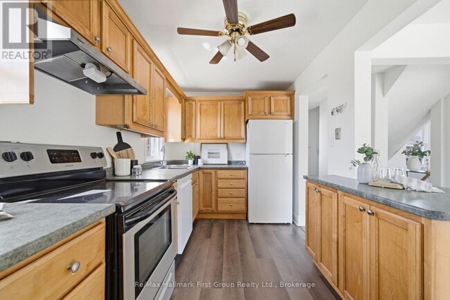 Building Photo - 573 Sinclair St