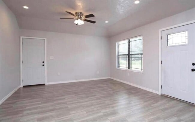 Building Photo - 995 Junell St