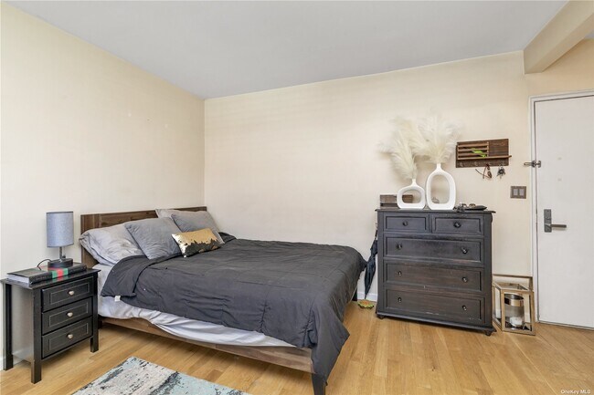 Foto del edificio - 251 W Broadway