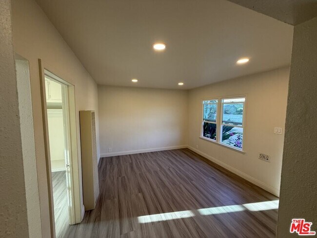 Foto del edificio - 5242 Mccallum Ave