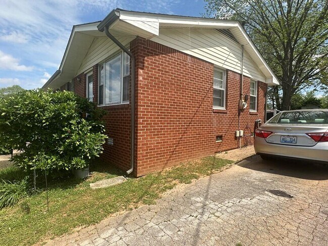 Foto del edificio - 204 Crest Dr