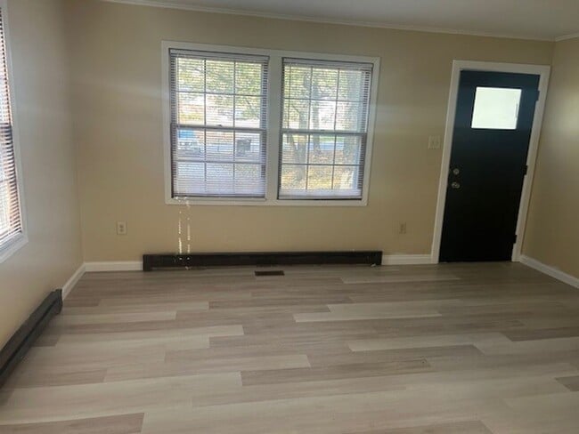 Building Photo - Charming Home in great location READY TO M...