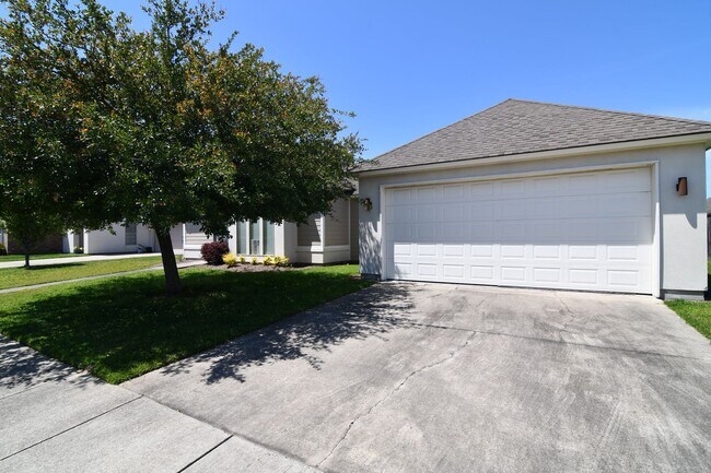 Building Photo - Zachary School District! Premium 3 bedroom...