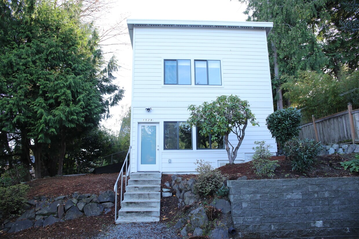 Primary Photo - 1529 NE 92nd St