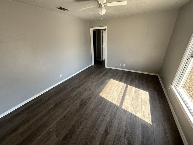 Building Photo - 2 bedroom home