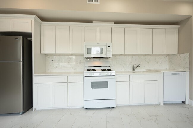 Foto del edificio - 242 Beacon Ave