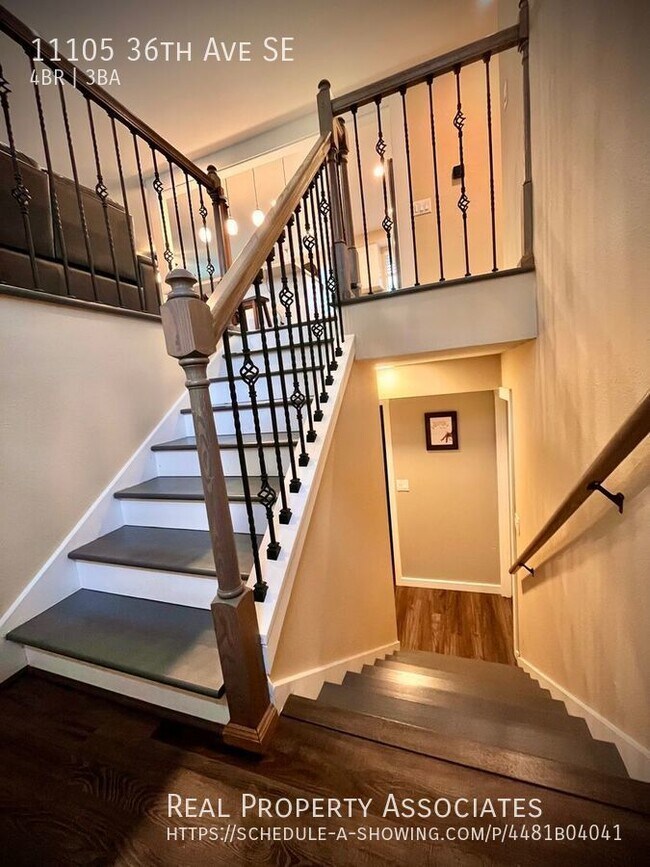 Building Photo - Stunning Split Level - Fully Renovated