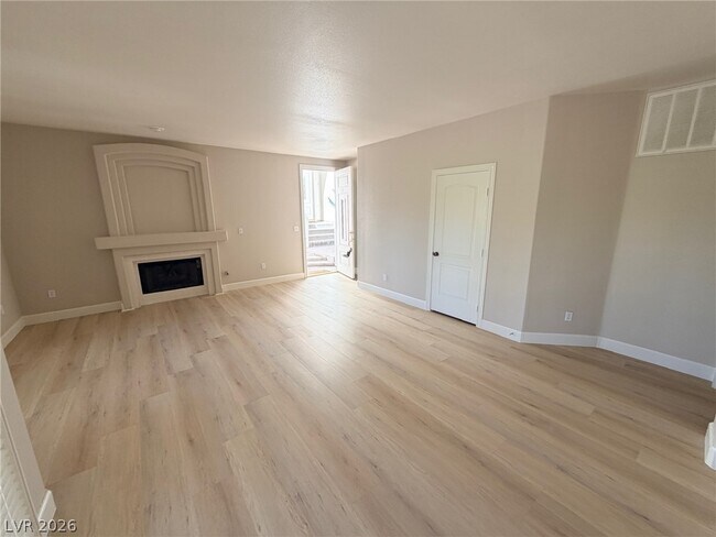 Foto del edificio - 7605 Rolling View Dr