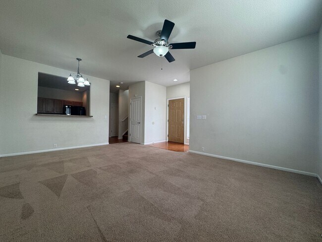 Foto del edificio - Spacious Two-Story Townhouse