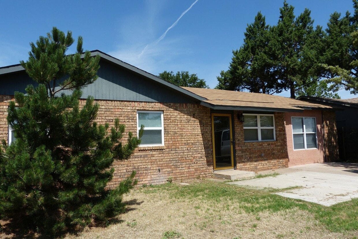 Foto principal - 3 bedroom 1 bath home.