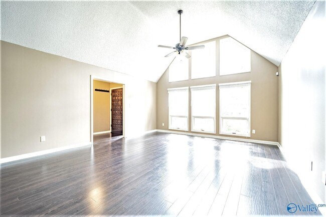 Building Photo - 710 Crestview Dr