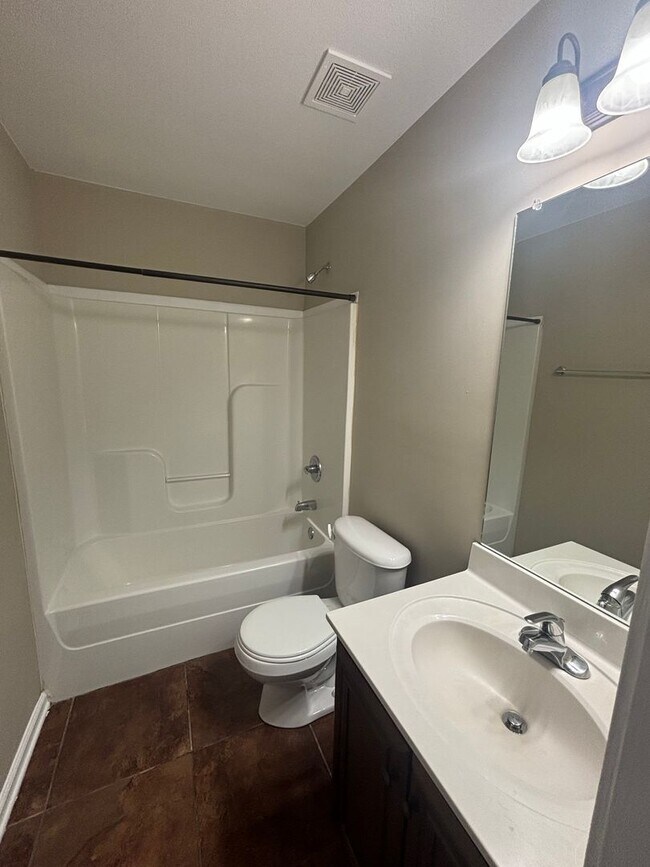 Building Photo - Townhome for rent near post!
