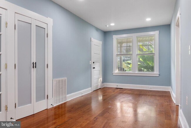 Foto del edificio - 104 Maple Ave