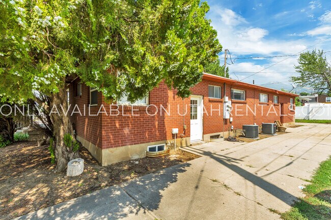 Building Photo - 1707 S Orch Dr