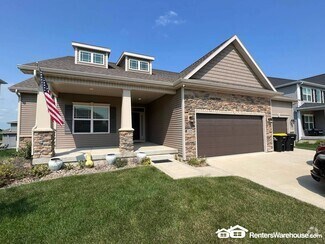 Building Photo - 305 NE Prairie Wolf Dr