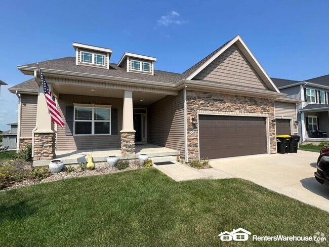 Building Photo - 305 NE Prairie Wolf Dr
