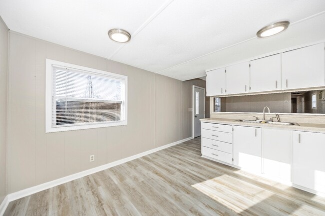 Foto del edificio - 5201 Amos Reeder Rd