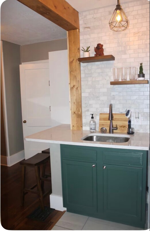 Foto del edificio - 651 Merwin Ave