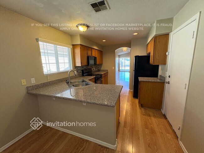 Building Photo - 10019 W Montecito Ave