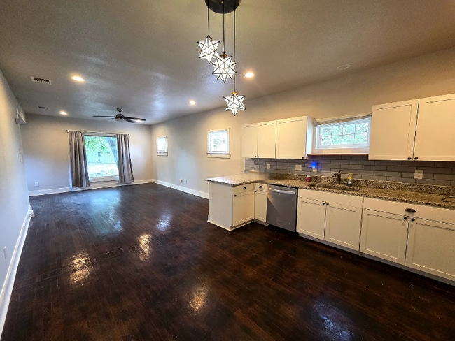 Building Photo - 1211 W Agarita Ave