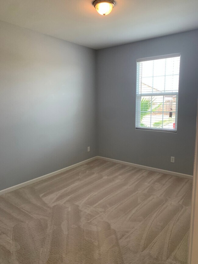 Foto del edificio - Lemoore home on the golf course! Available...