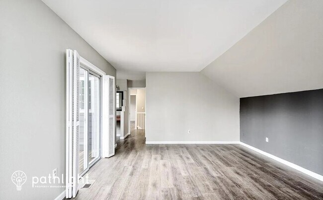 Building Photo - 4992 E Davies Dr