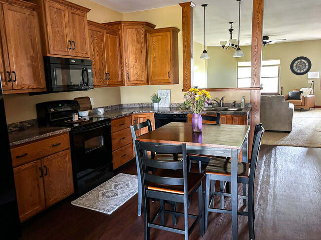 Building Photo - 958 Parkland Dr