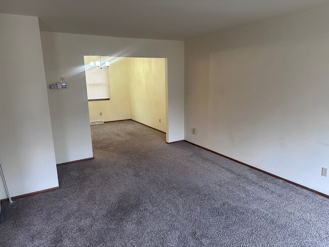 Building Photo - Welcome to your new home! Spacious 3 Bedro...