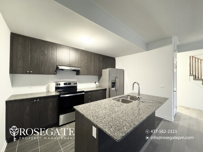 Photo du bâtiment - Spacious 3-Bedroom, 2.5-Bathroom Townhome with Parking & Juliet Balcony in Brampton
