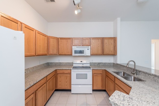 Building Photo - 2800 S Knightsbridge Cir