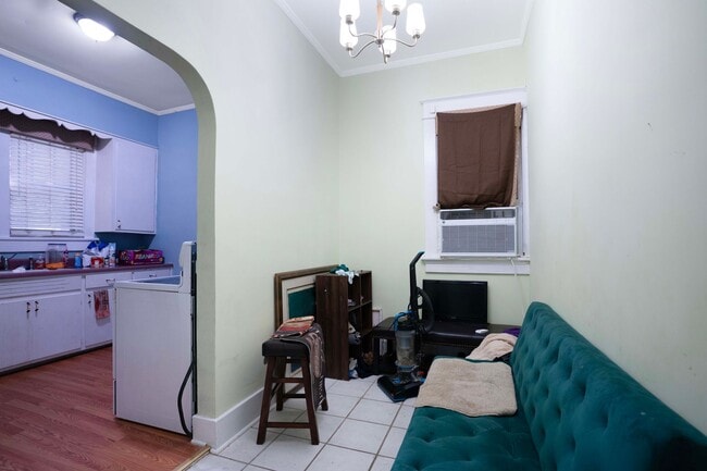 Building Photo - Charming Historic 2BR Apartment with Garag...