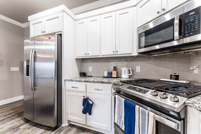Building Photo - Charming 3-Bed, 2-Bath Pet-Friendly Rental...