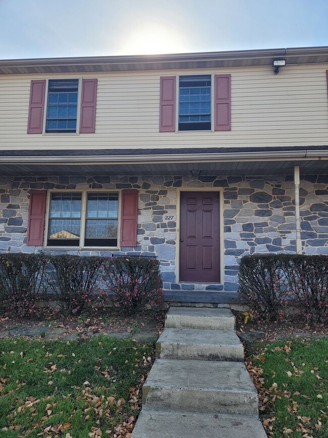 Building Photo - 227 Spencer Ave