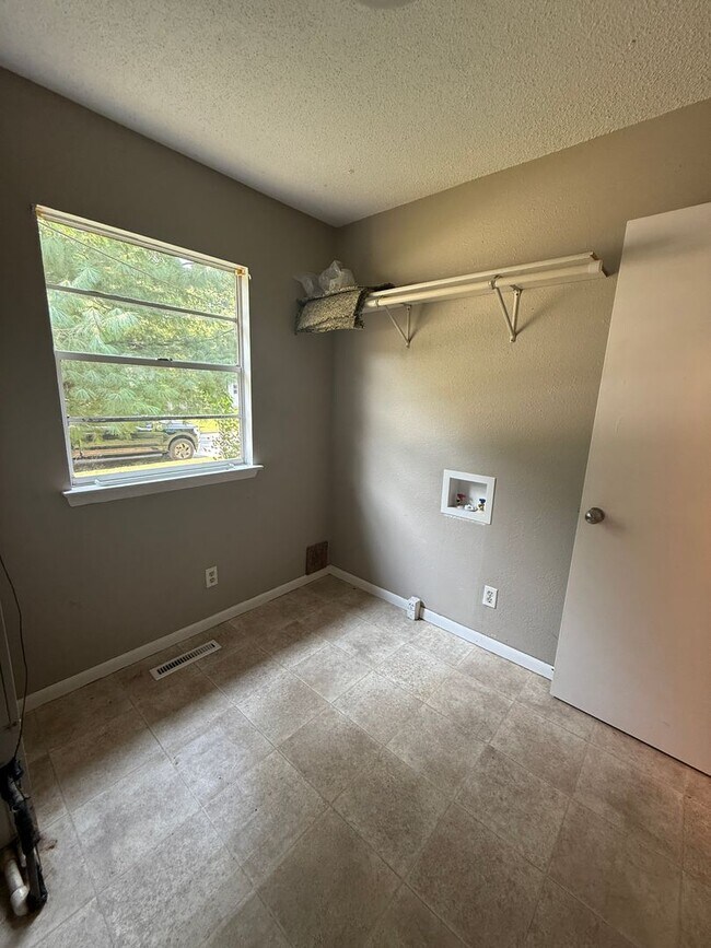 Foto del edificio - 2 bedroom/1 bathroom