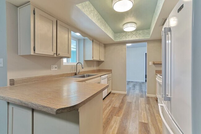 Foto del edificio - Spacious 6-Bedroom Pool Home Near ASU with 2-Car Garage