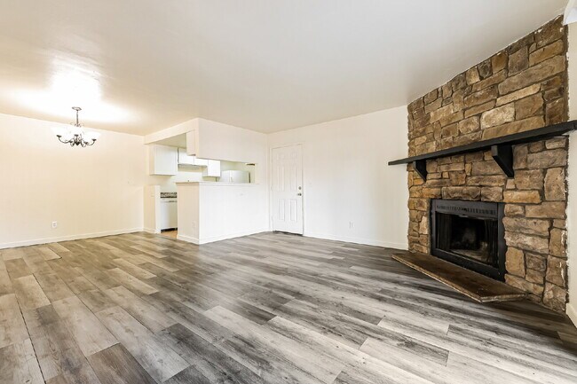 Foto del edificio - "Price Improvement! Spacious first floor, 3-Bed, 2-Bath Condo in Aurora-Easy Access to Airport, B...