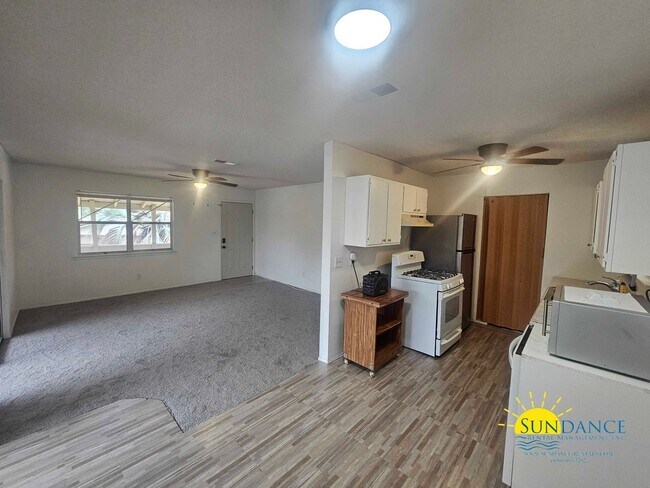 Building Photo - Three bedroom in the heart of Destin!
