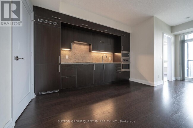 Photo du bâtiment - 5 Sheppard Ave E