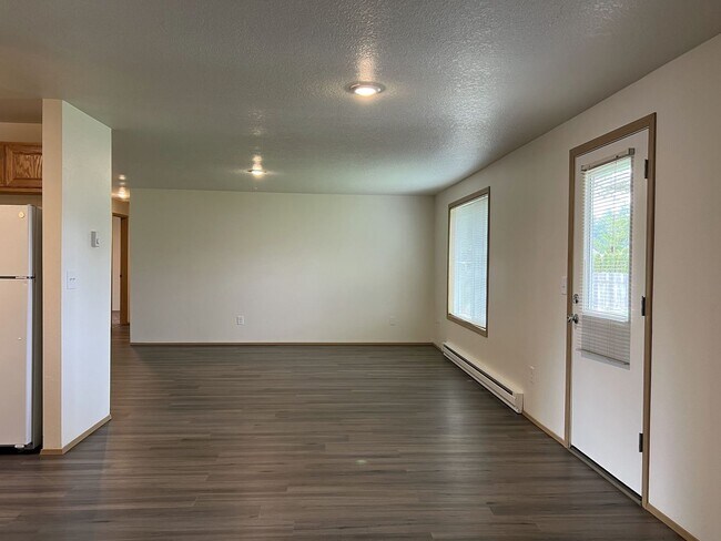 Building Photo - 3 bedroom, 2 bath home in Hillsboro near I...