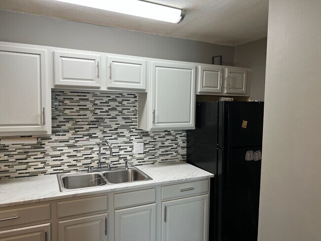 Building Photo - Nice two bedroom one bath condo in SW Summ...