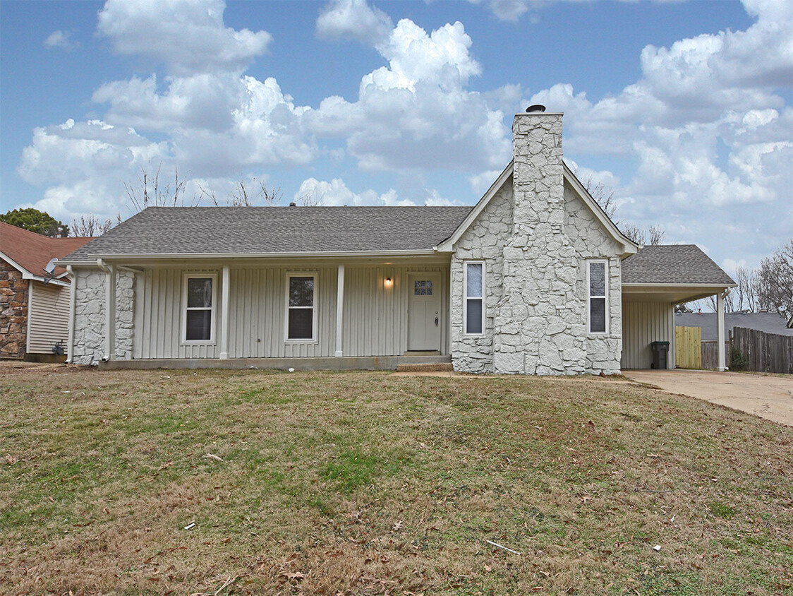 Primary Photo - 3 BEDROOM, 2 BATH NEAR EAST RAINES AND KIR...