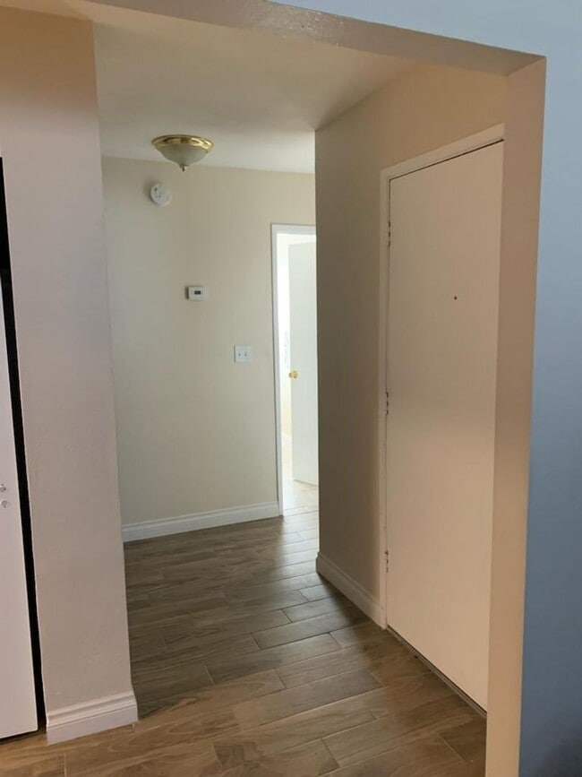 Building Photo - Two Bedroom Two Bathroom Duplex in Hemet!