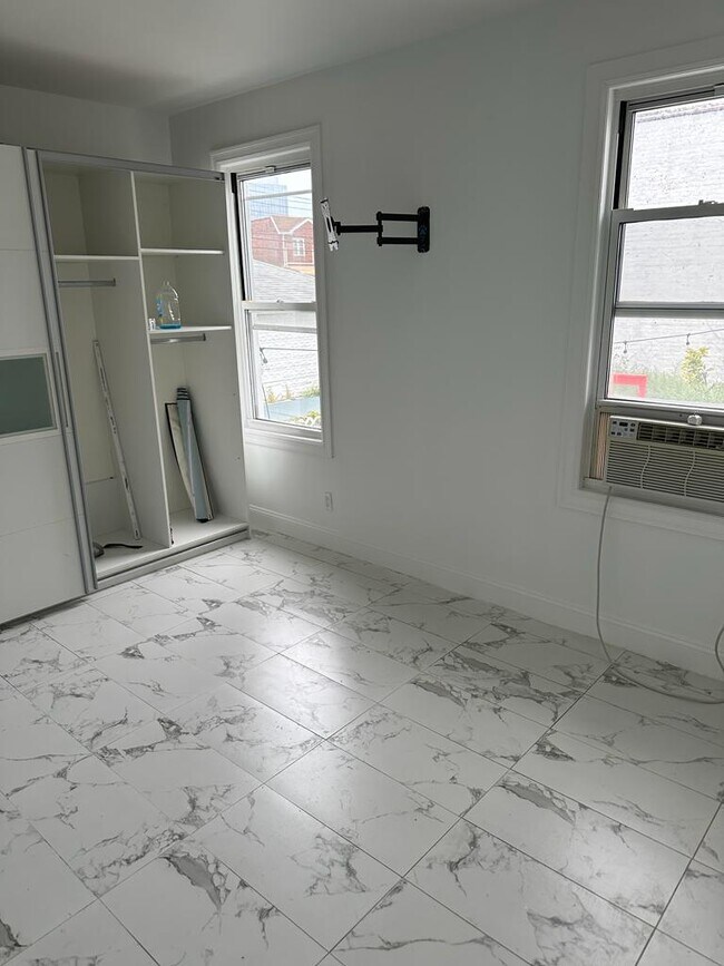 Building Photo - 454 Avenue Y