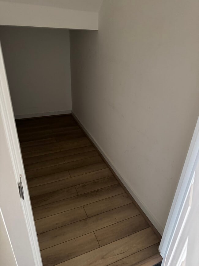 Armario - 1306 Sycamore Square Dr