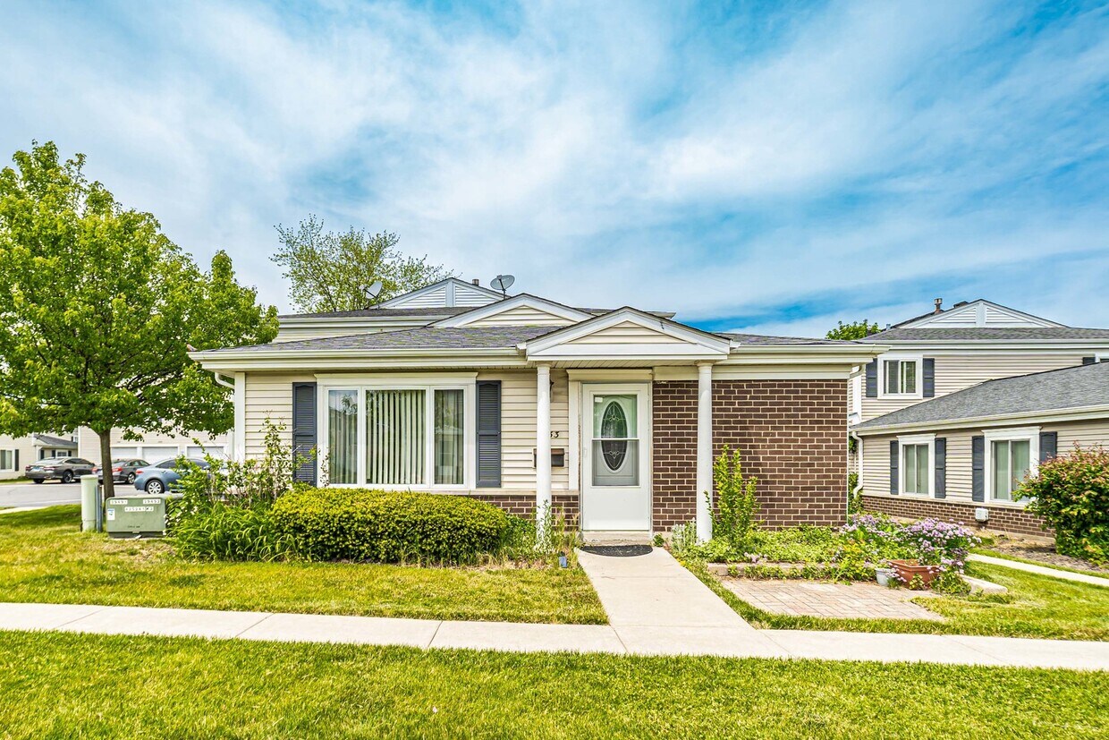 1553 Cove Dr Unit 1553, Prospect Heights, IL 60070 Room for Rent in